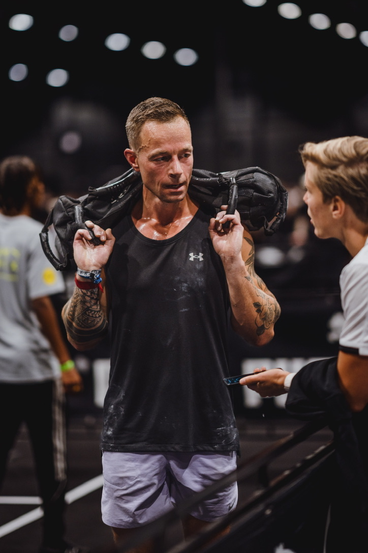 Jan-Willem den Hollander met de sandbag op zijn schouders tijdens een HYROX-race
