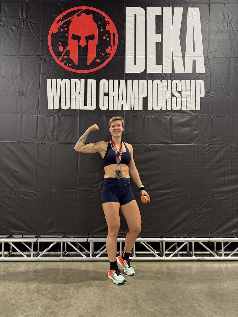 Marinda den Hollander met haar medaille bij het DEKA World Championship