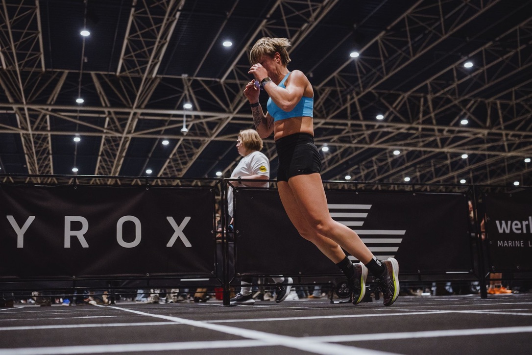 Marinda den Hollander loopt een ronde tijdens een HYROX-race