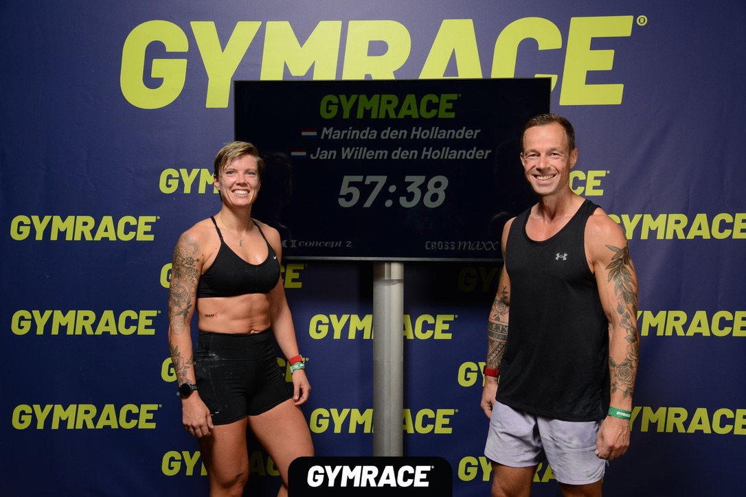 Marinda en Jan-Willem den Hollander bij het GYMRACE-finishbord met hun eindtijd van 57:38